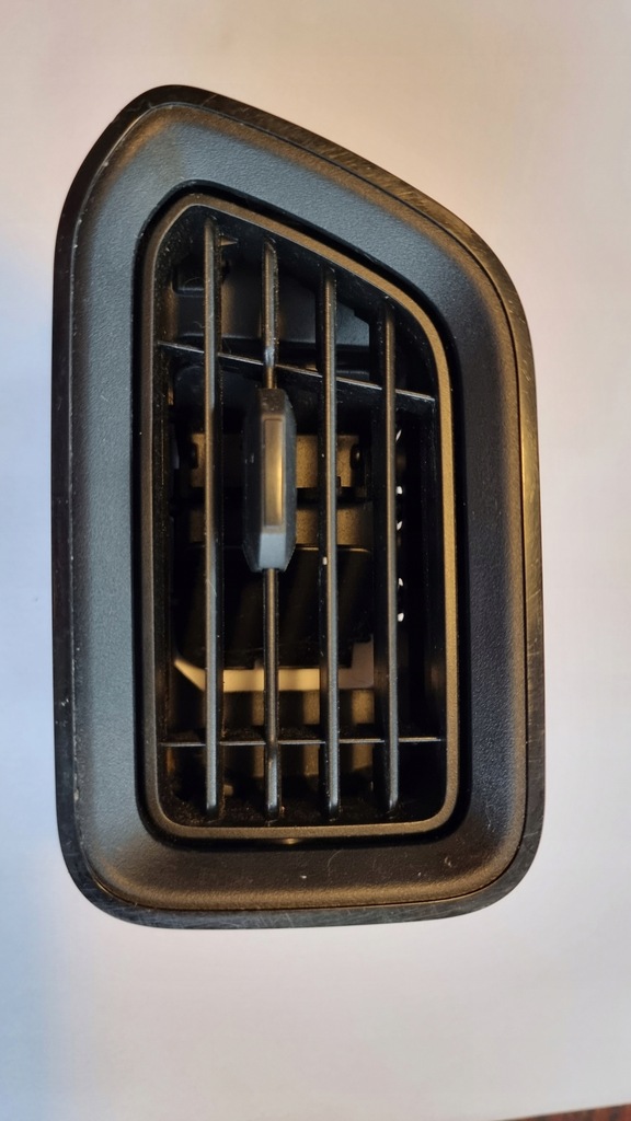 фото №1, Решётка обдув консоли панели master iv 687518035 r правая