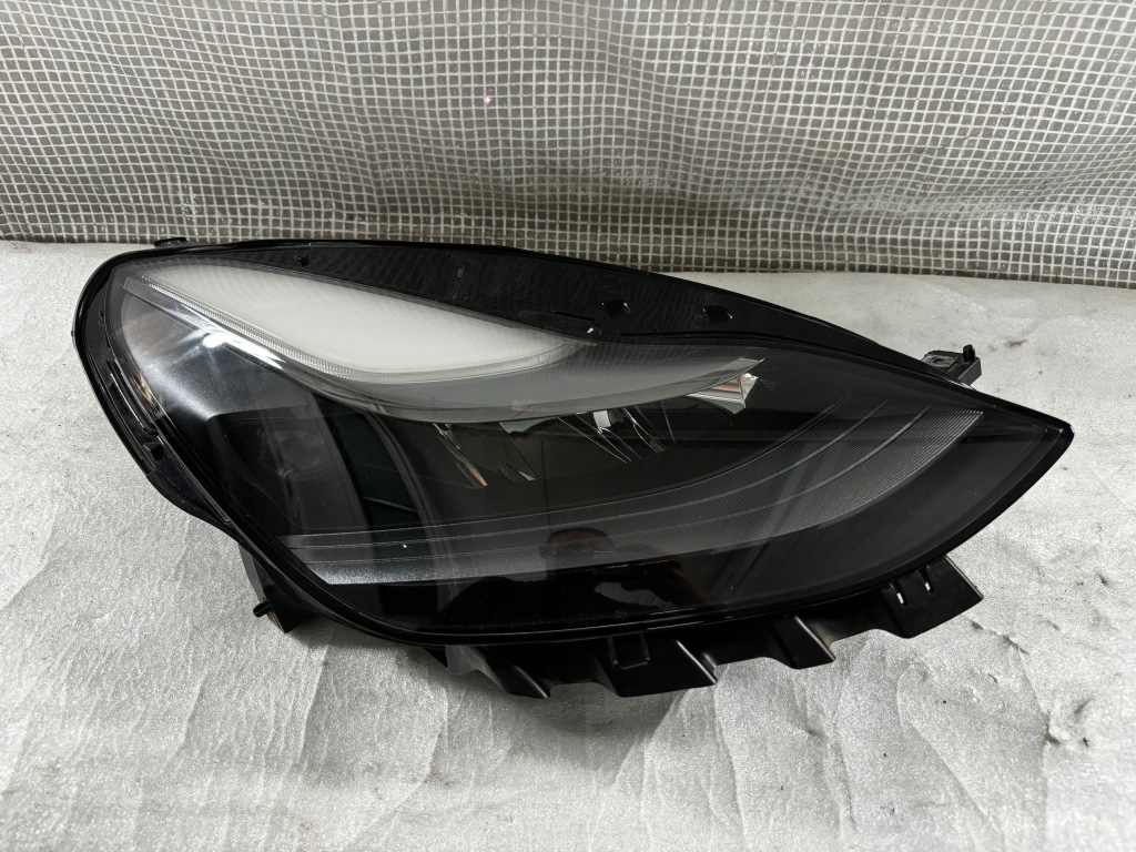 Купить Tesla 3 y рестайлинг  правая лампа передняя