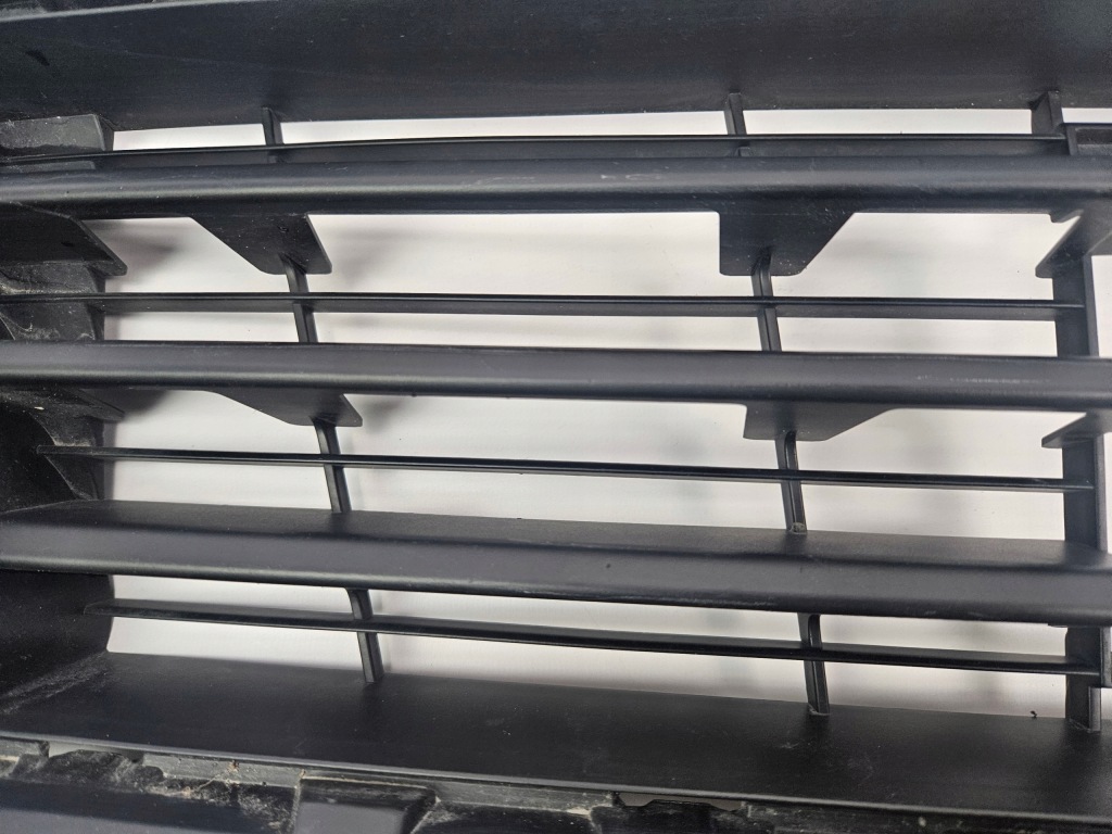 фото №9, Peugeot 308 ii t9 lift 2017 - решётка средняя бампера перед радар