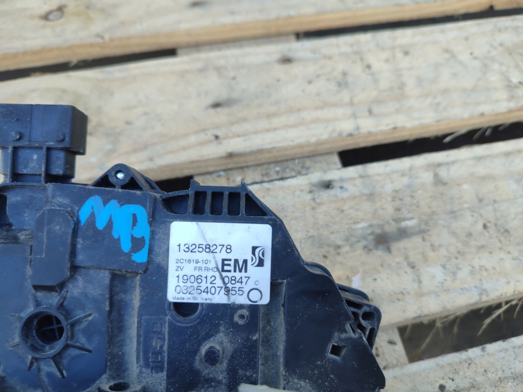 Замок двері правих передніх двері opel meriva b 13258278 Ціна