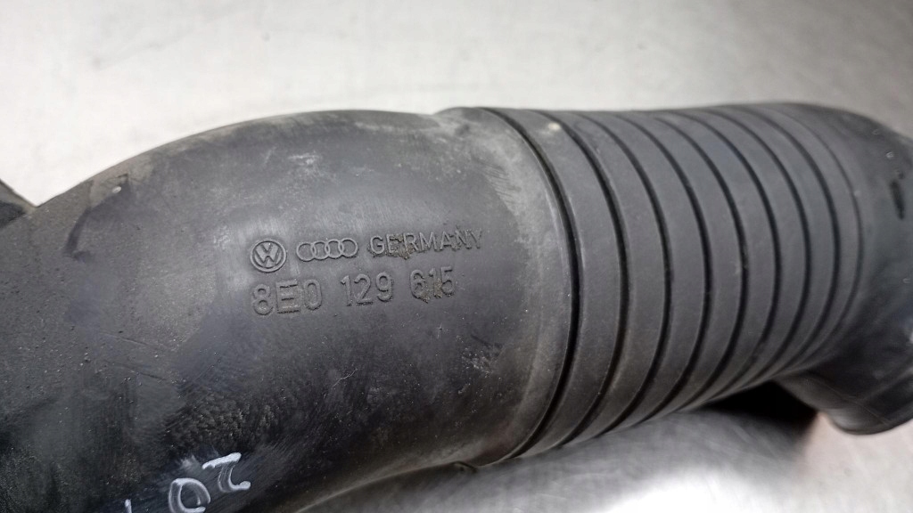 Труба повітря audi a4 b6 седан 1.9tdi 04r 8e0129615 Оригінал