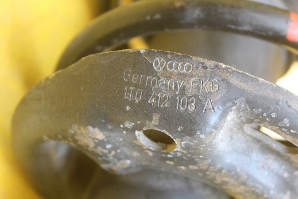 Амортизационная стойка амортизатор левое  перед audi a3 8p 1k0413031db 1k0412331c Цена