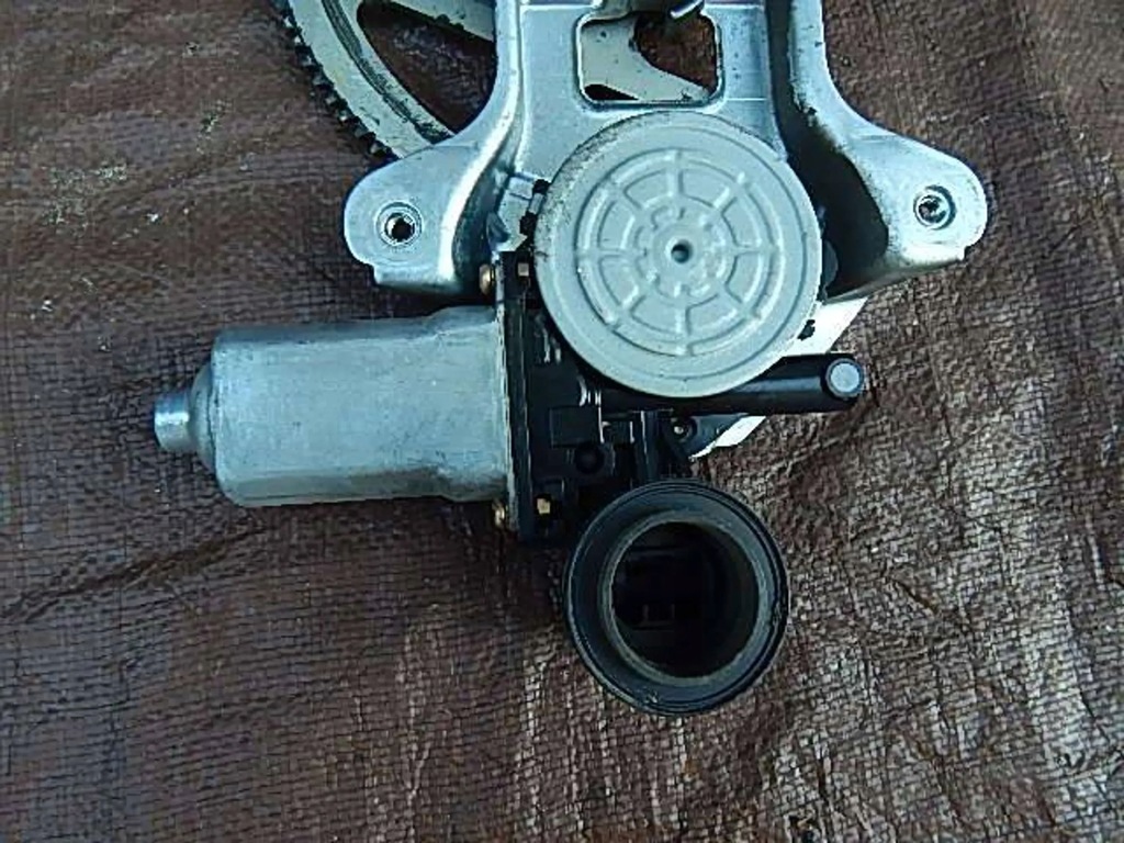 фото №6, Подъемник стекло правый перед toyota yaris verso 99-05 2 контакты