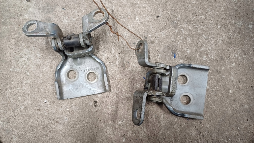 фото №1, Mazda 2 02-07 петля двері правий передній комплект