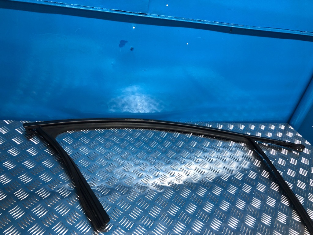 фото №1, Kia stinger прокладка молдинг двері правий перед