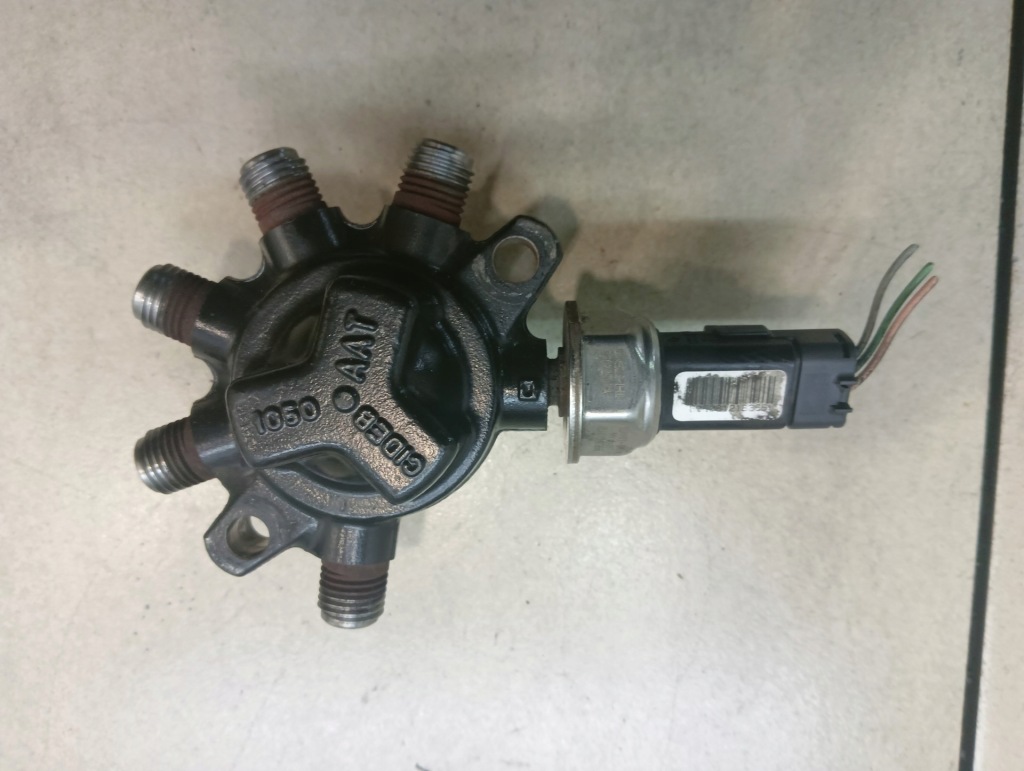 Купити Розподільник пального renault megane ii 1.5 dci