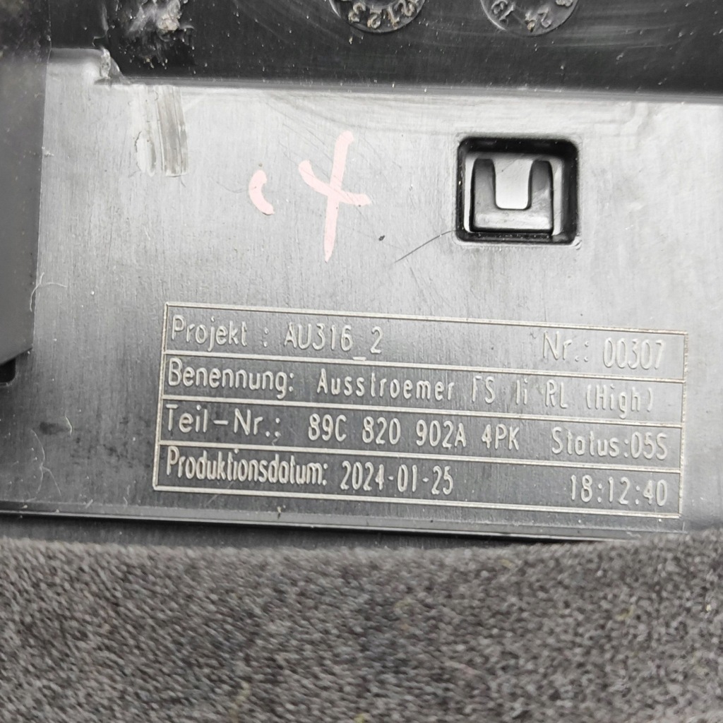 фото №6, Audi q4 sportback e-tron 2024 форсунки / ґрати обдув панелі приладової панелі