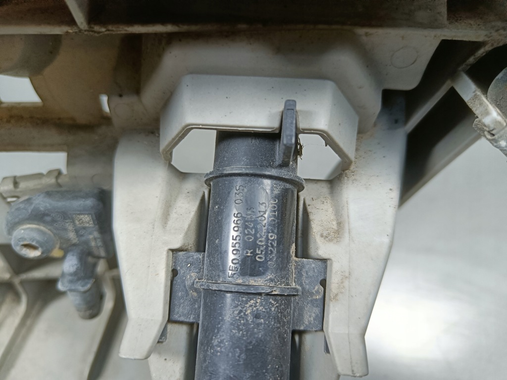 Омивач ліхтарі  правий skoda octavia 3 3 тримач  насадка заглушка 5e0955966 Оригінал