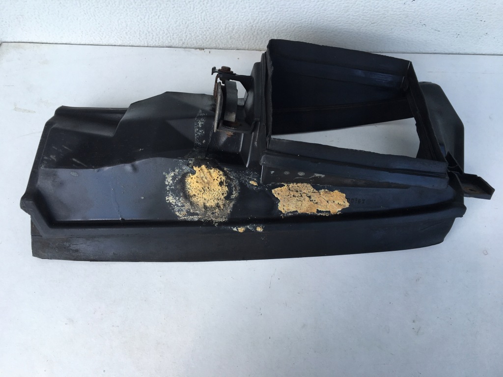 Впуск повітря захист корпус радіатора оливи pod бампером mercedes w124 в Україні