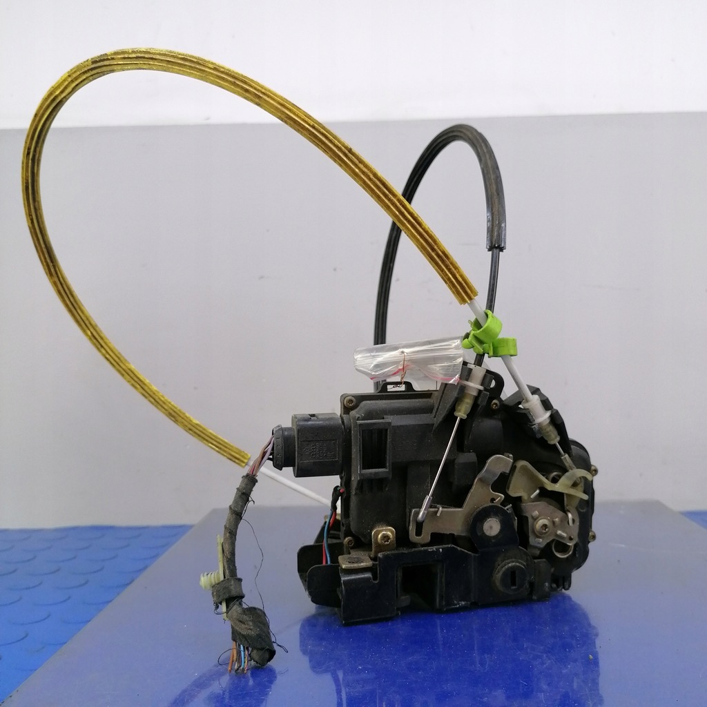 фото №3, Audi a6 c5 замок двері правий задня 7pin