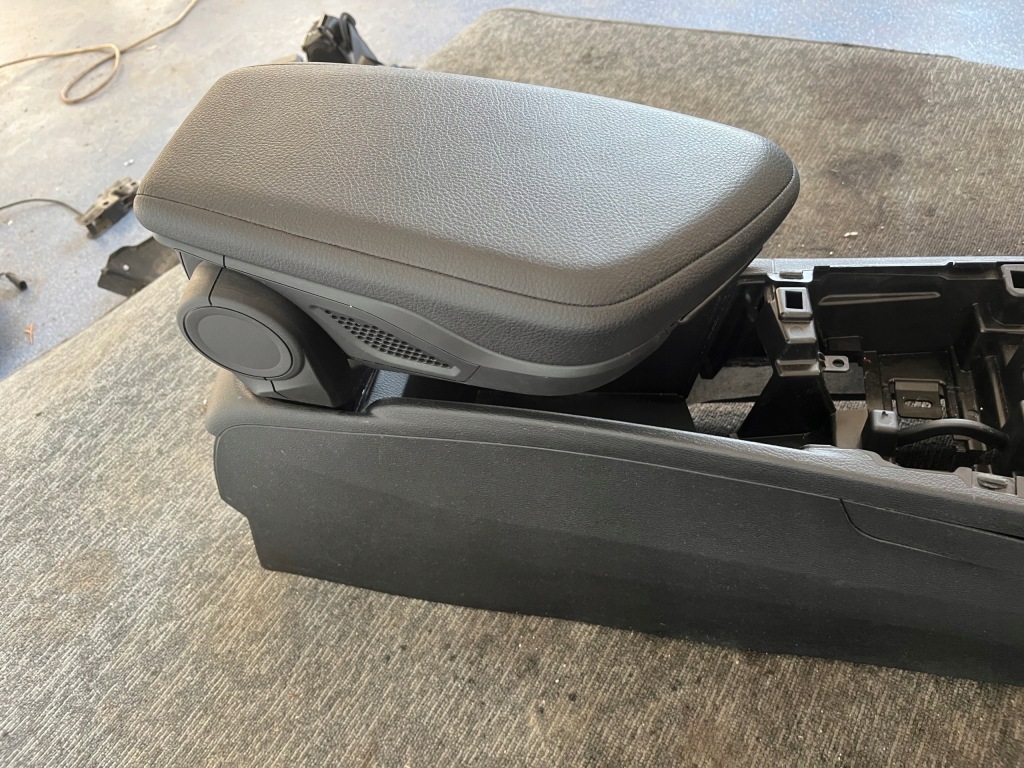 Bmw x1 f48 lci lift 19r тунель середній підлокітник оригінал європа Ціна