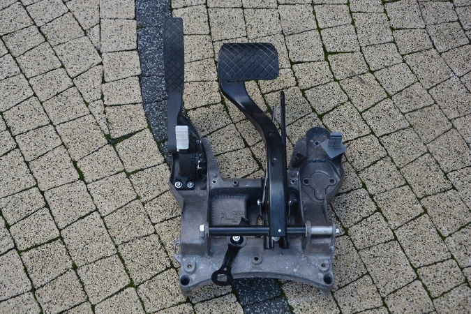 Купить Кронштейн педалей audi q7 3,0tdi 09r 7l8723117