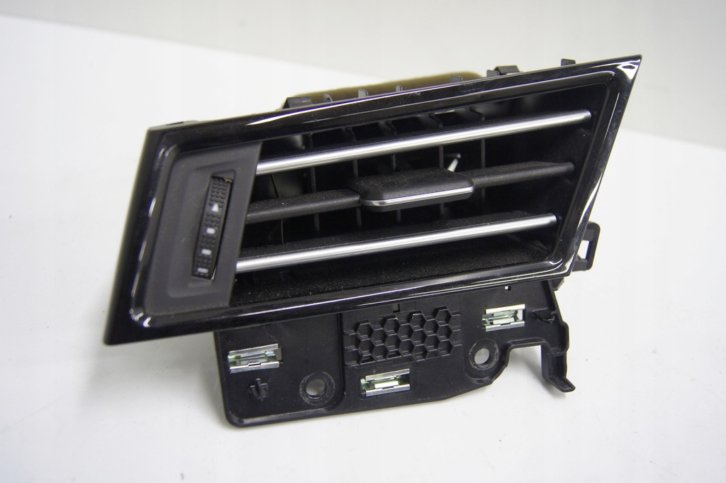 фото №12, Решітка обдув годинник passat b8 kombi