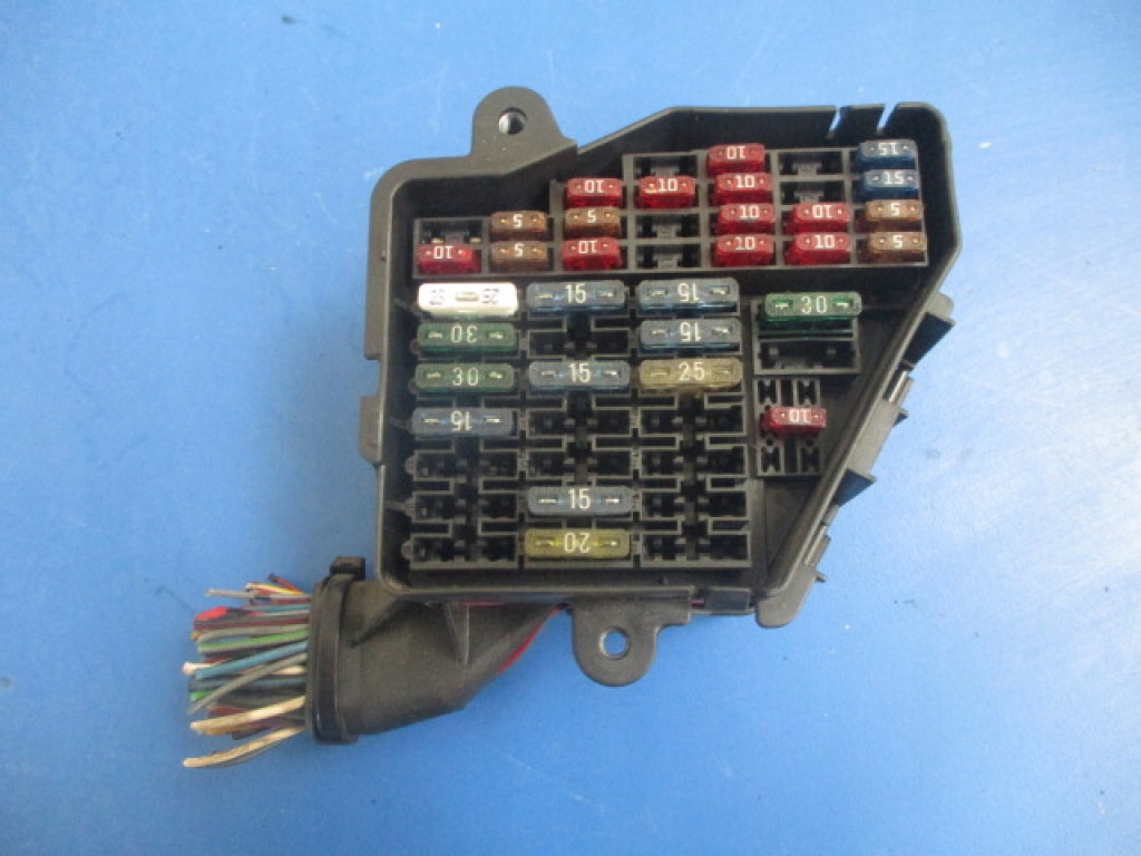 Audi a4 коробка предохранителей 8d1941824 8d0937503e 8l0941822a 8d1937545 Недорого