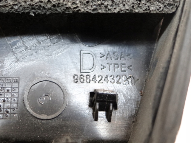 Peugeot 3008 правый треугольник заглушка крыла 96842432xy Недорого