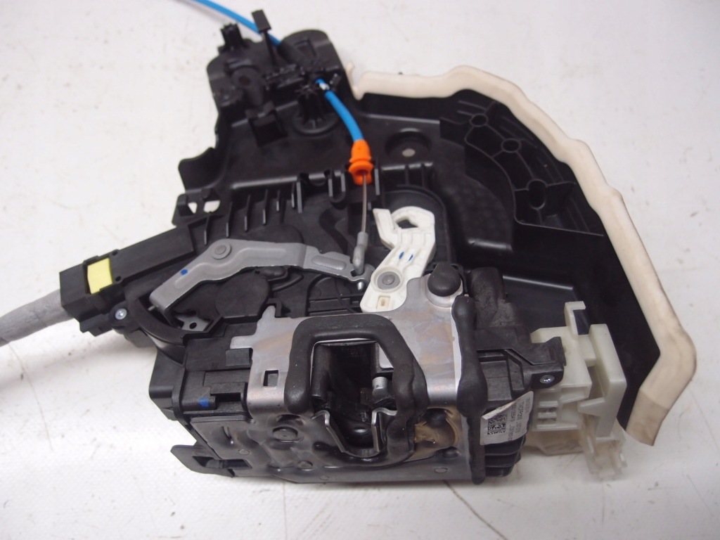 Замок дверь правый перед mercedes e-klasa w238 Недорого