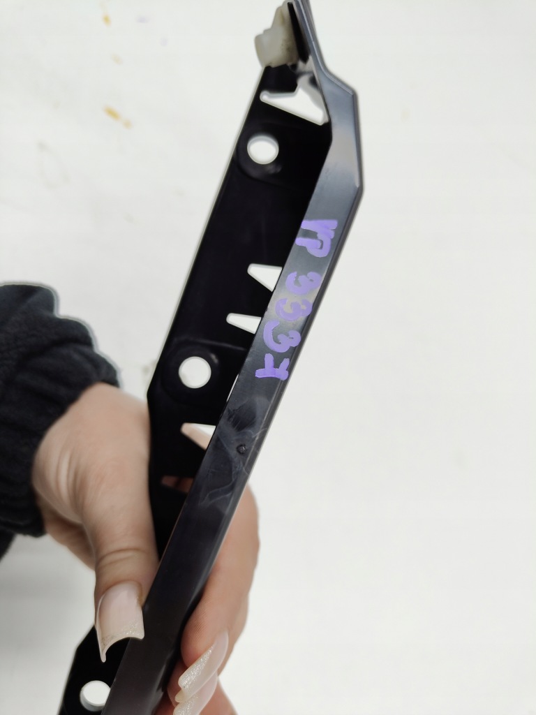 фото №8, Направляющая бампера правый перед land rover discovery v l462 hy32-17a869-af