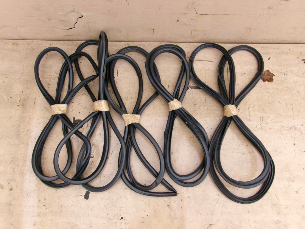 фото №1, Toyota avensis t27 lift t29 прокладка уплотнители дверь kombi