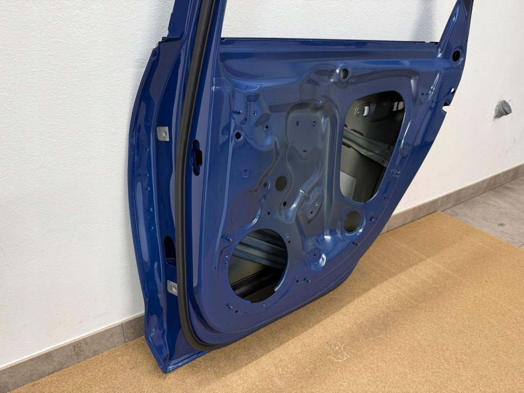 Audi a4 b9 рестайлінг  седан двері праві задній Зі Шроту