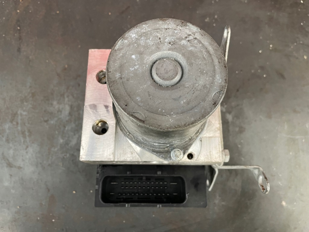 Bmw e90 e91 e92 08r 330 xd x-drive насос abs 6783294 0265950410 Недорого