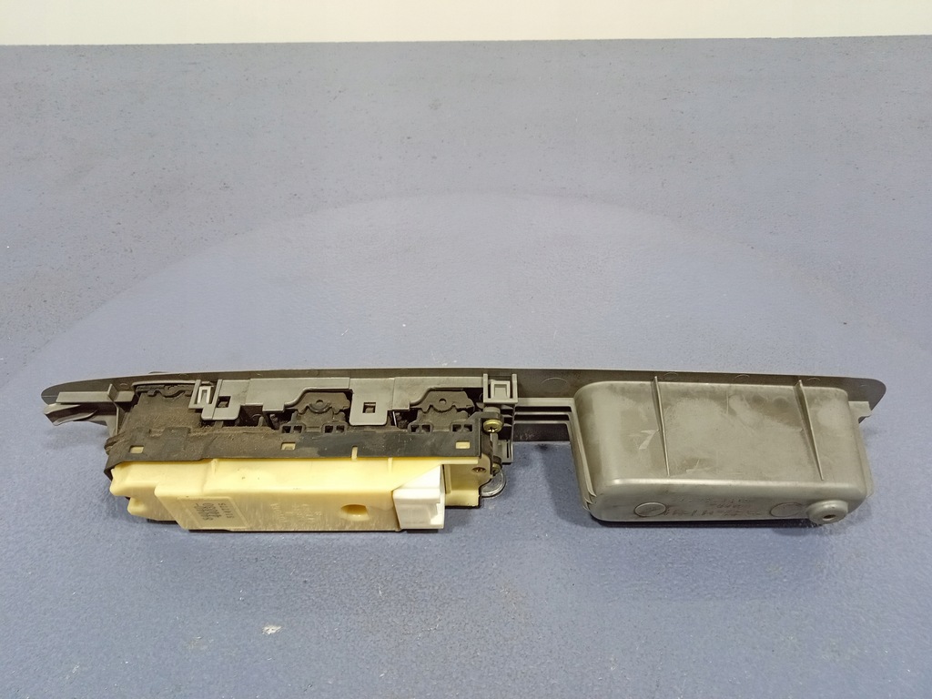 фото №5, Toyota avensis verso панель окон перед левый 84040-44030