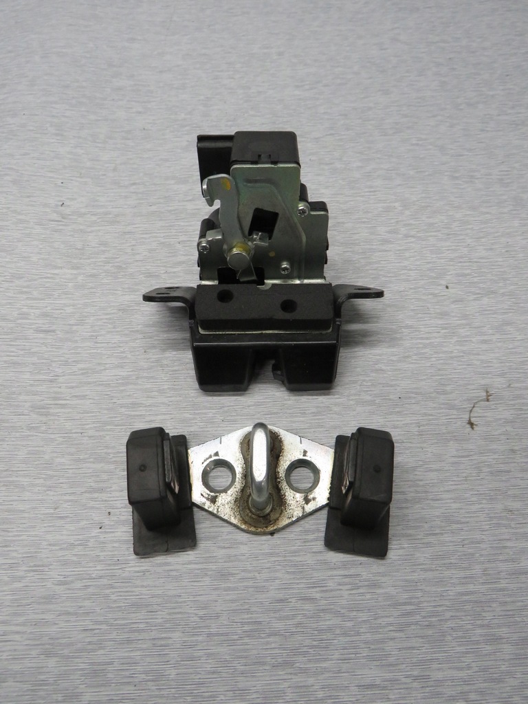 фото №1, Hyundai ix35 замок засувка кришки багажника