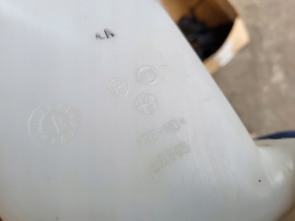 фото №3, Бак распылителя alfa romeo giulietta