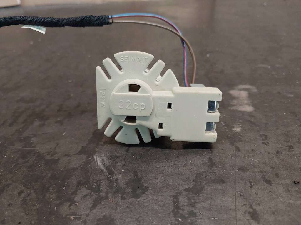 фото №5, Цоколь вкладыш лампочка лампы задний audi a8 d2 4d 32cp