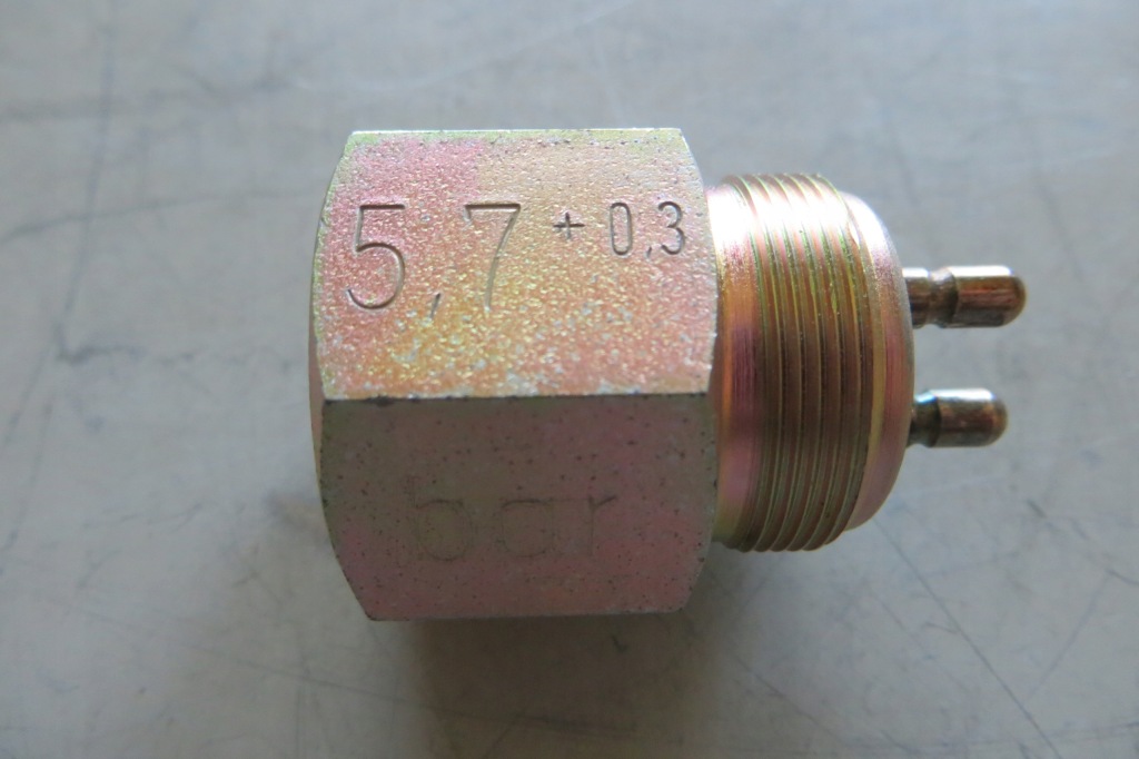 Датчик давления 5,7 bar mercedes a0005457914 оригинальный номер в Украине