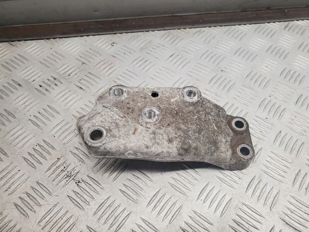 фото №1, Audi q3 8u 3c0199117j лапы, опоры