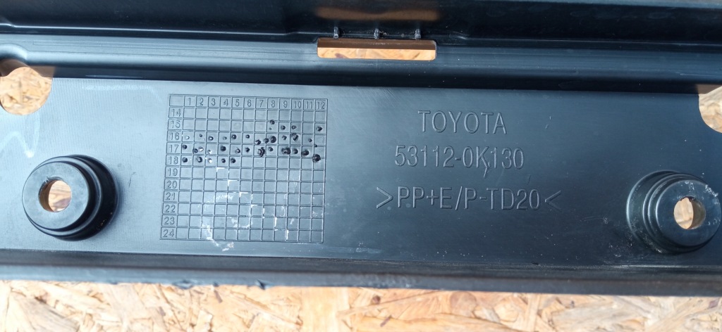 фото №9, Toyota hilux 15- решётка средняя решётка радиатора бампера передний 53112-0k130