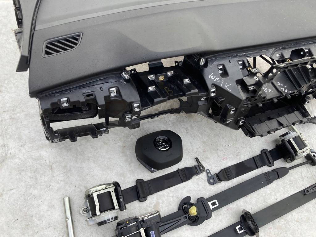 фото №5, Skoda enyaq приборная панель приборная панель консоль подушки безопасности ремни