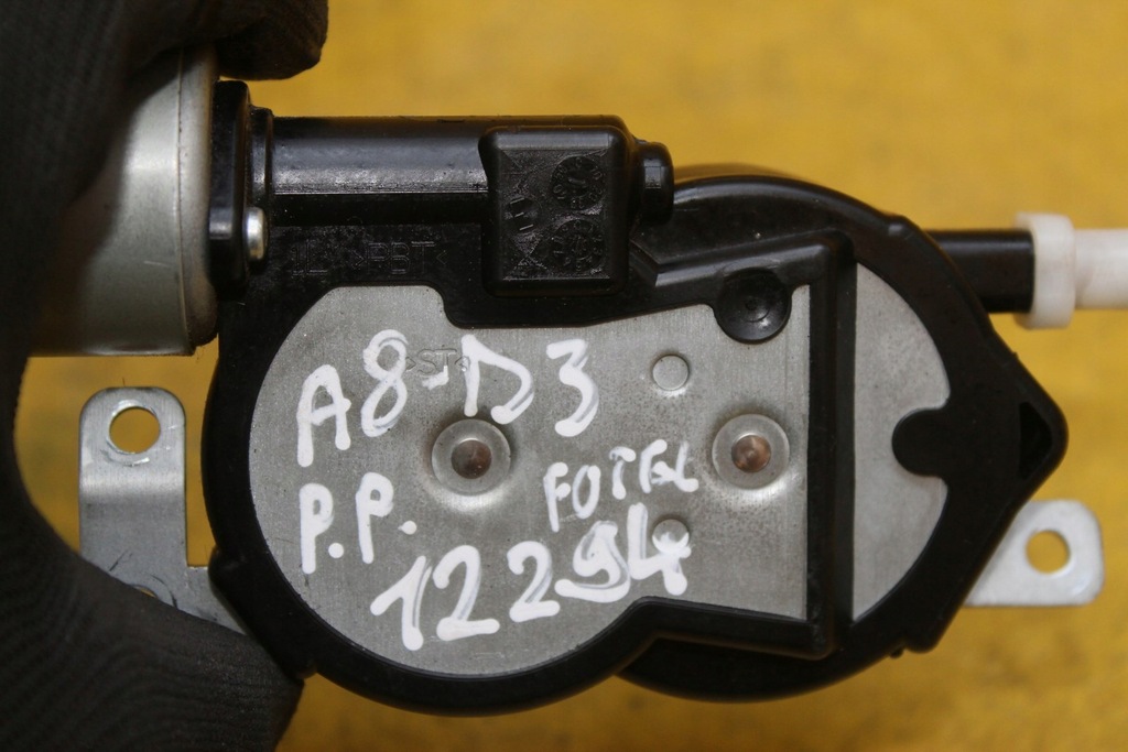 фото №9, Моторчик сиденье правый перед a8 d3