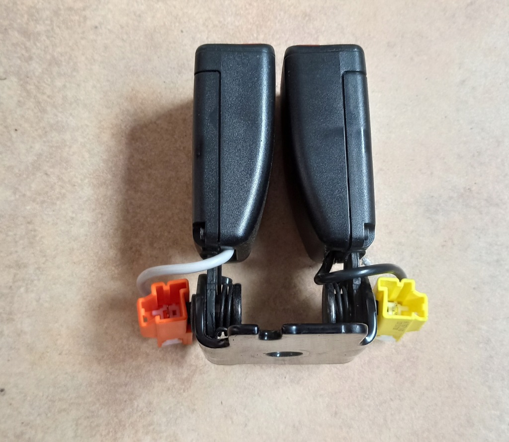 Купить Volvo v40 ii клипса поперечина ремней задний  задняя двойной 615580