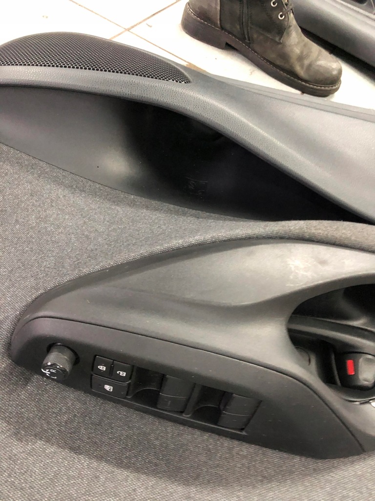 фото №14, Toyota yaris iv 2020- обшивка обшивки двері комплект