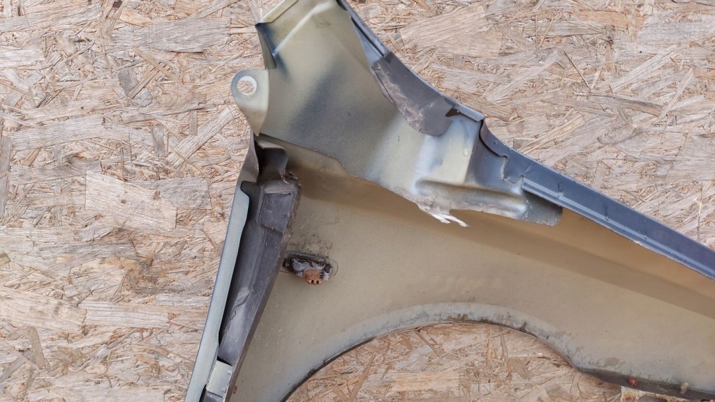 Крыло  левое  водителя fiat stilo 5d Цена