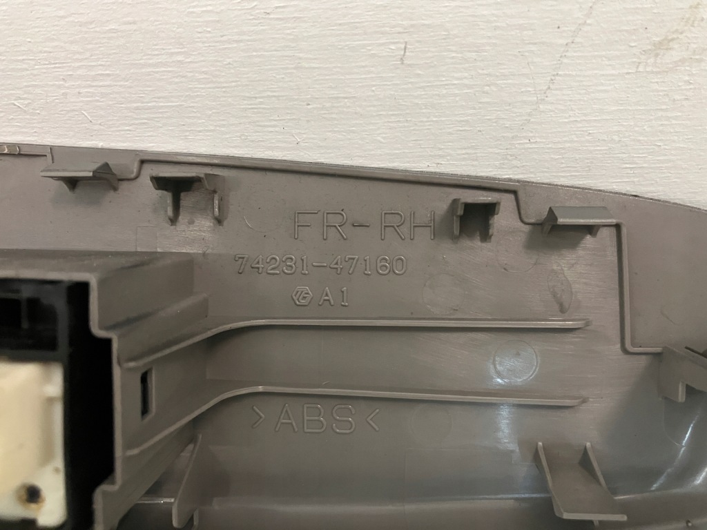 фото №8, Prius plus + кнопка переключатель окон правый перед