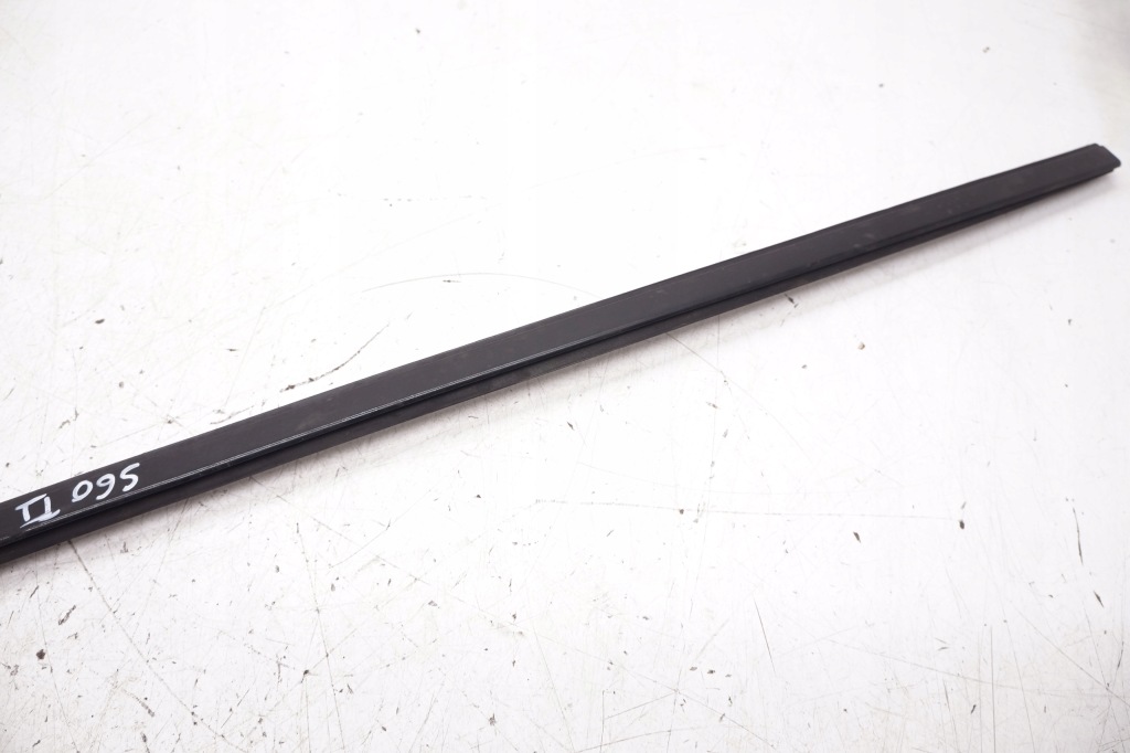 Volvo v60 1 s60 2 молдинг стекло лобовое правый  перед передняя 31416141 в Украине