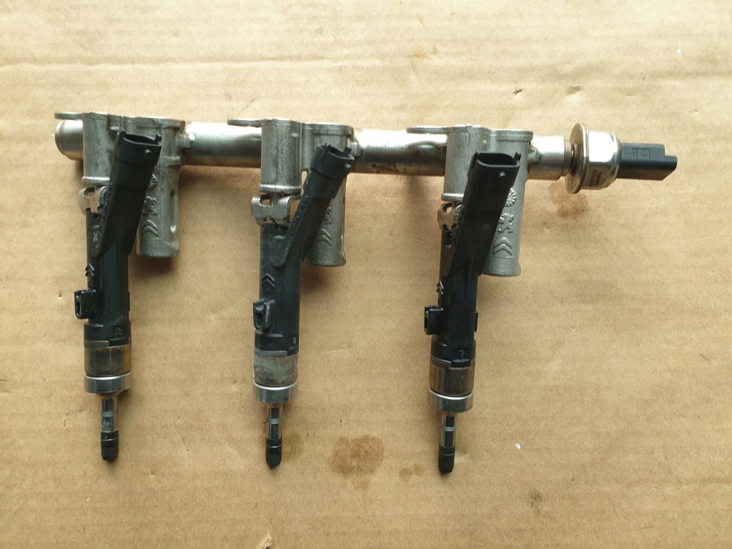 фото №1, Инжектор 1.2 thp citroen ds4 c4 peugeot 9810335380