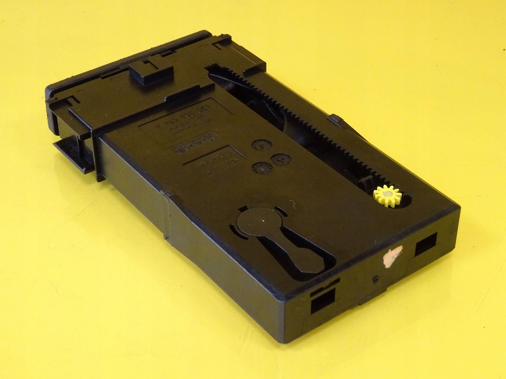 фото №6, Кронштейн na кружка напитки audi a2 8z0862534a nr37