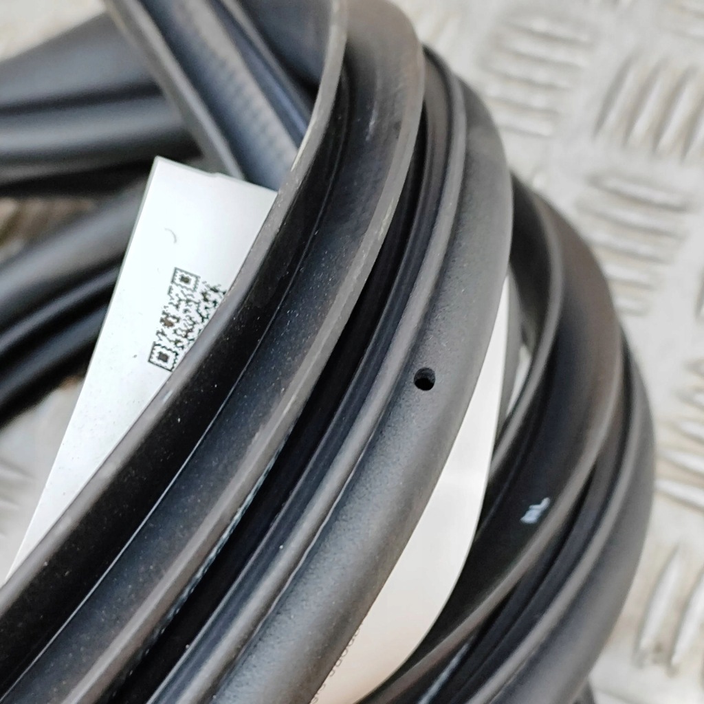 фото №7, Kia ev6 2023 ліва сторона гумовий прокладка двері задніх