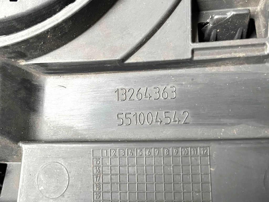 Решітка  радіатора opel insignia a 2011 13264363 Оригінал