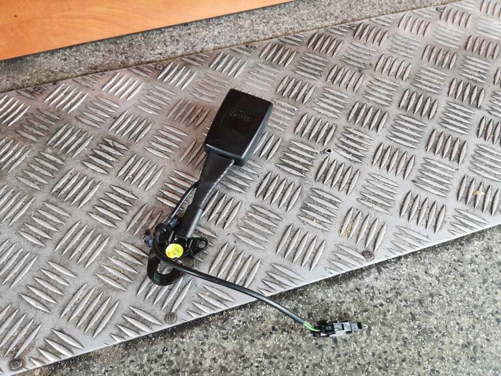 фото №1, Кліпса поперечина лівий перед audi q7 4l0857755b