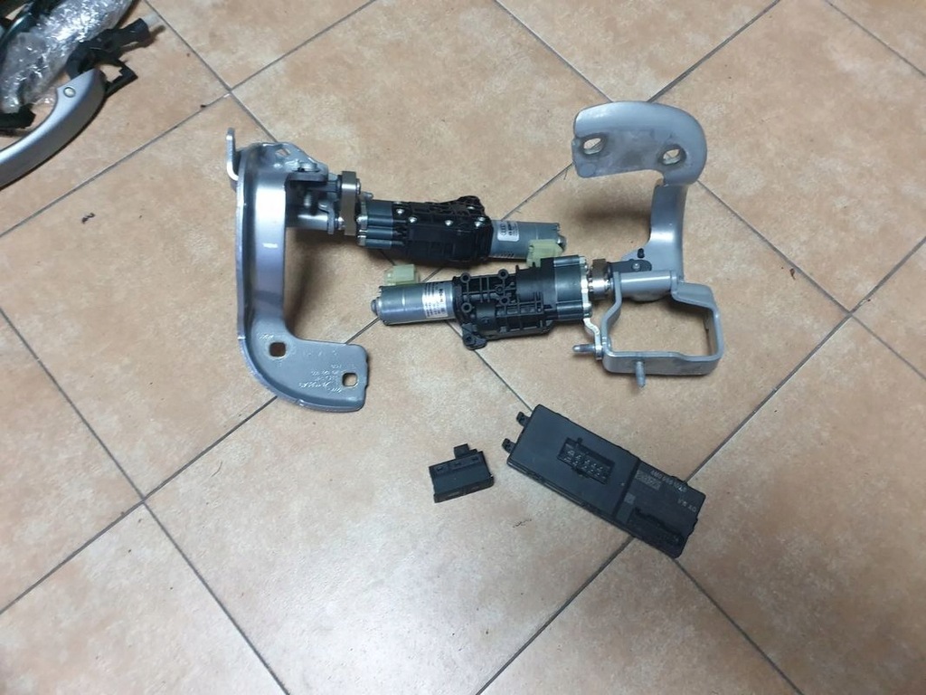 фото №1, Audi a4 b9 крышки доводчик 8w9827299b 4m0959107b