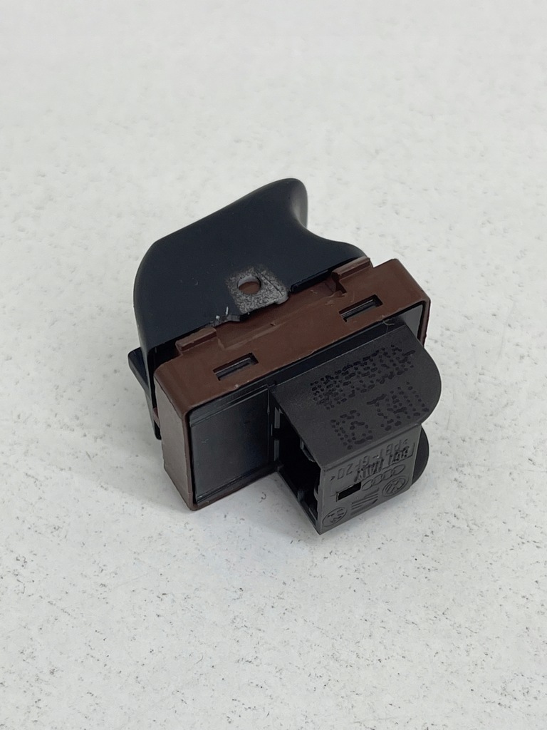 фото №8, Audi a6 c7 a8 d4 q3 8u a7 кнопка відкривання задній кришки багажника