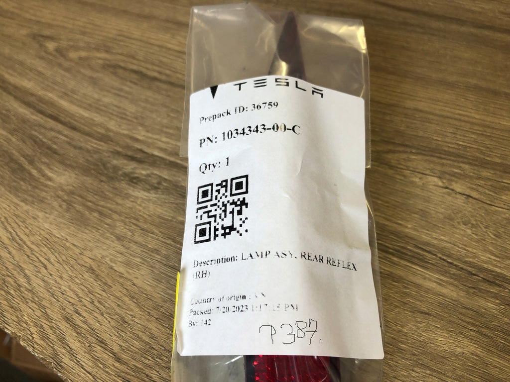 фото №10, Отражатель предупредительный бампера правый задняя tesla model x 2016-2021 180009500a