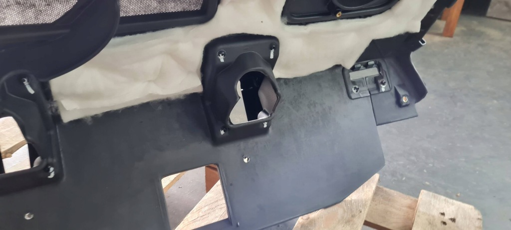 Maserati quattroporte vi полиця накладка багажника bowers & wilkins Зі Шроту