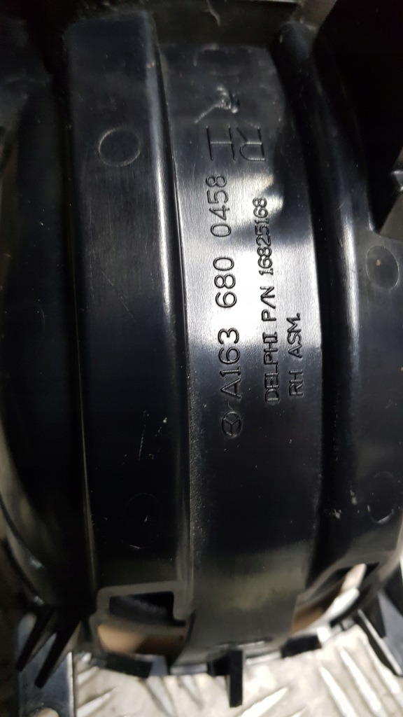 Купити Mercedes w163 кронштейн на чашки підсклянник правий a1636800458