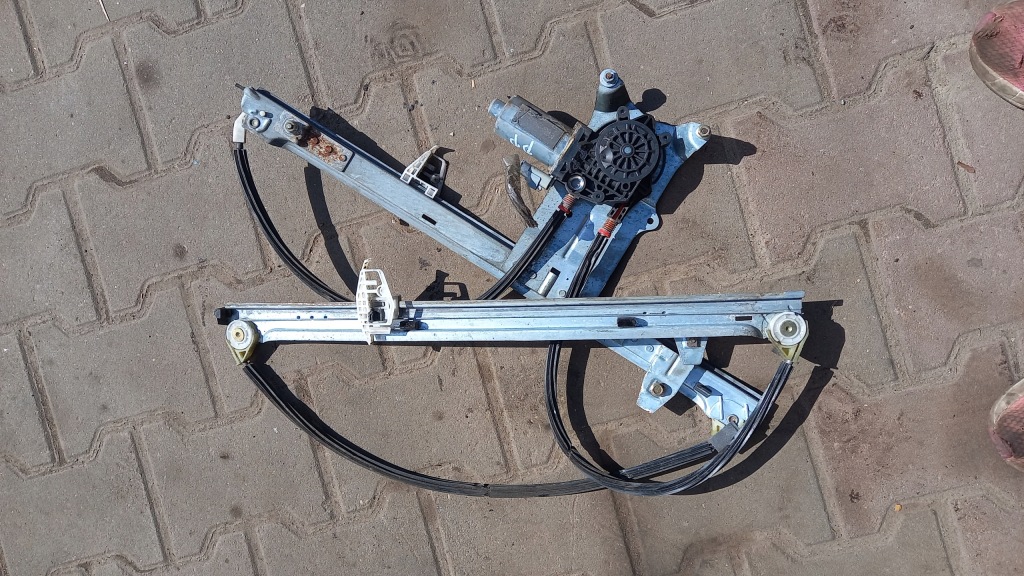 фото №1, Pod.szyby правый перед citroen xsara picasso 02r