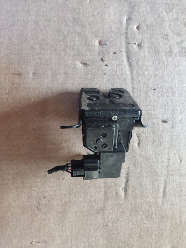 фото №1, Hyundai i30 замок крышки